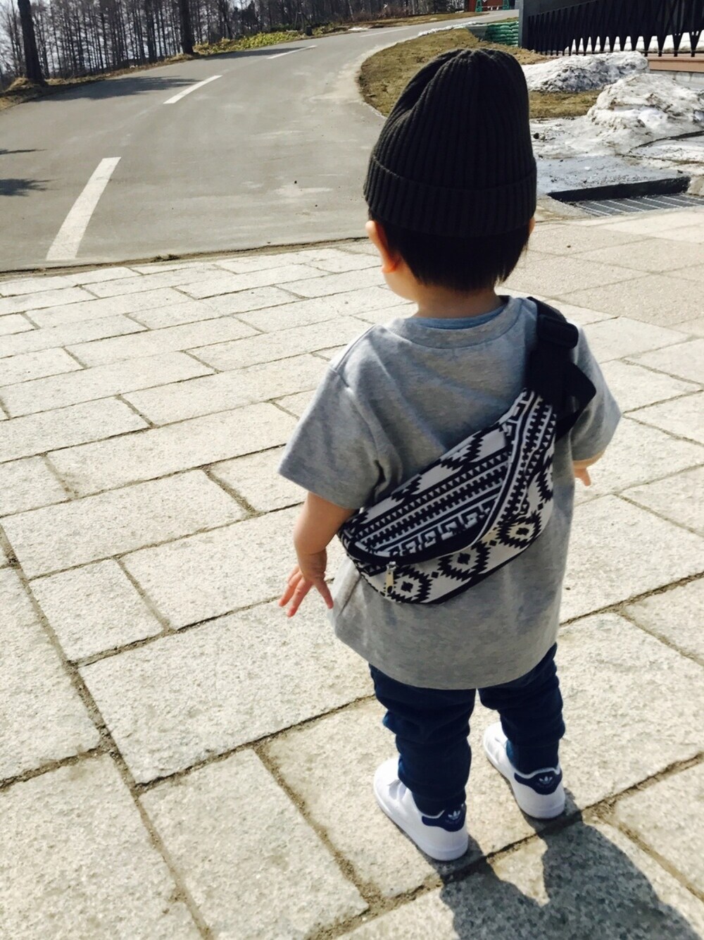 「ニット帽、ティーシャツ、オーバーサイズ、キッズコーデ、1歳、おとこのこ、ジャガーパンツ、スタンスミス、ウエストポーチ、カジュアル」｜「petit mainのパッチつきビーニー（ニットキャップ/ビーニー、グリーン系）」を使った、あおみちさん（キッズ・80cm）の春コーディネートの1枚目の写真