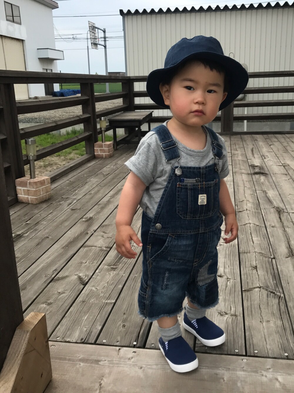 「ハンドメイド、バケットハット、夏コーデ、オーバーオール、サロペット、スリッポン、おとこのこ、1歳半、ボール遊び、チャンピオン」｜「Handmadeのアイテム（ハット、ブルー系）」を使った、あおみちさん（キッズ・80cm）の夏コーディネートの1枚目の写真