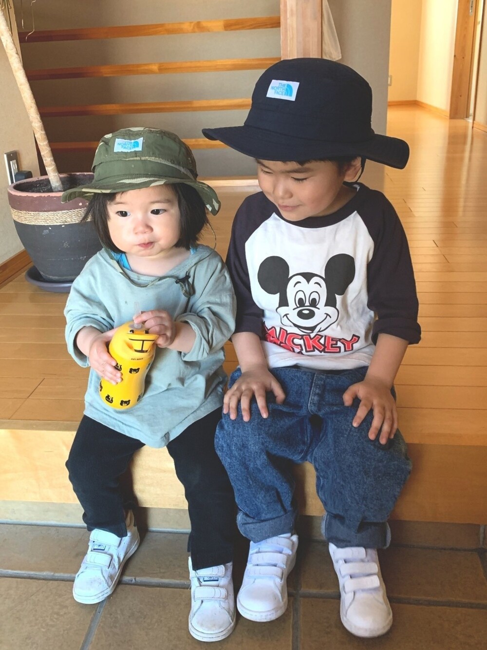「THE NORTH FACE、ホライズンハット、ミッキー、ラグランTシャツ、スタンスミス、シロスニーカー、きょうだい」｜「THE NORTH FACEのTHE NORTH FACE/Kids Horizon Hat（ハット、ブルー系）」を使った、あおみちさん（キッズ・100cm）の春コーディネートの1枚目の写真