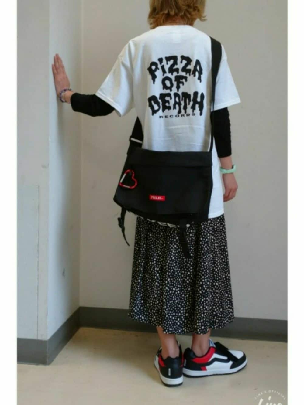 「ストリートMIX、カジュアルコーデ、プチプラコーデ、アーティストTシャツ」｜「Honeysのアイテム（スカート、ブラック系）」を使った、🍵麻亜羅&まこづ🍵【プロフ必読】さん（レディース・156cm）の春コーディネートの1枚目の写真