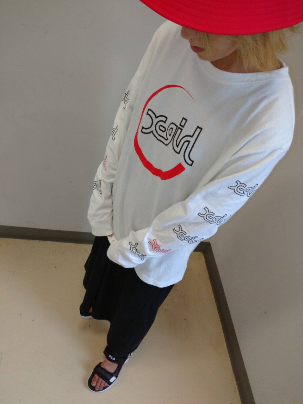 「x-girl、ストリートMIX、ガーリー、ワンピース、スポーツサンダル、シンプル、ロンT、ラクチンコーデ、FILA、バケットハット」｜「X-girlのアイテム（トップス、ホワイト系）」を使った、🍵麻亜羅&まこづ🍵【プロフ必読】さん（レディース・156cm）の夏コーディネートの1枚目の写真