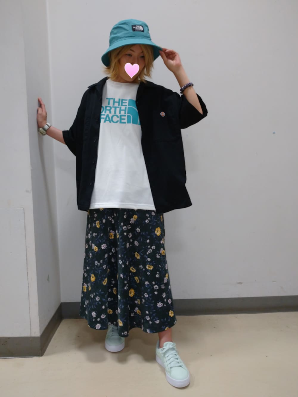 「THE NORTH FACE、ワークシャツ、ディッキーズ(Dickies)、マジェスティックレゴン、スカート、adidas、バケットハット、Tシャツ、スニーカー、ガーリー」｜「MAJESTIC LEGONのアイテム（スカート、その他）」を使った、🍵麻亜羅&まこづ🍵【プロフ必読】さん（レディース・156cm）の夏コーディネートの1枚目の写真