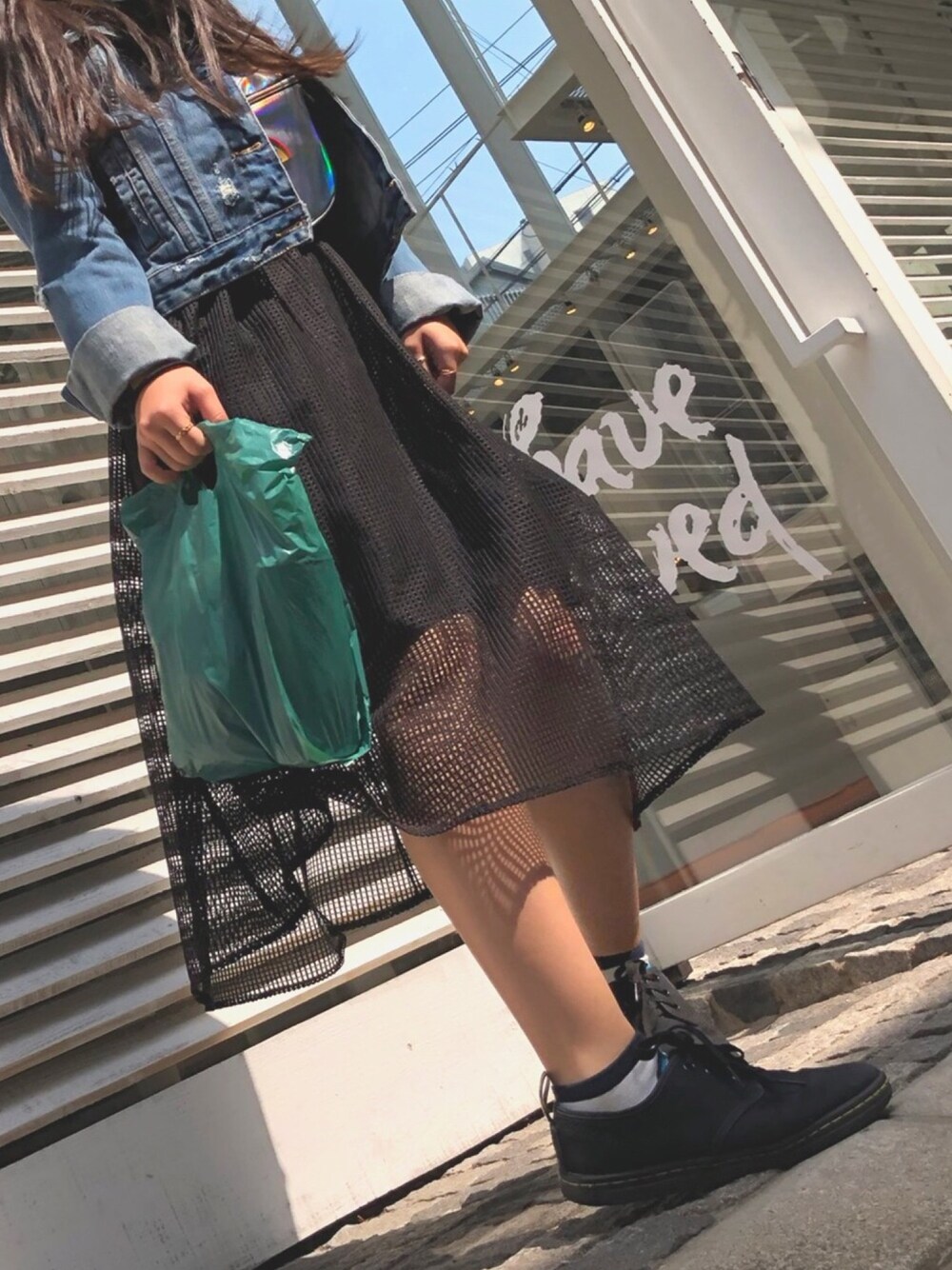 デニムジャケットを使った「アバクロ」の人気ファッション 