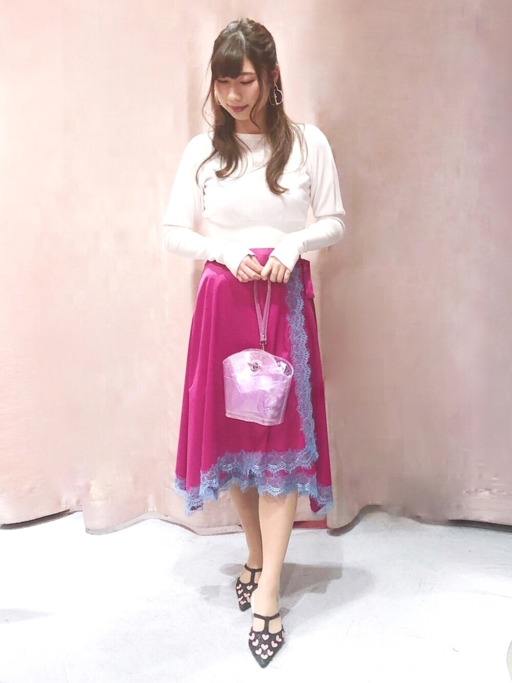 「lilLilly、リルリリー、LILICIOUS、リリシャス、春ニット、パフスリーブ、ランジェリー、レース、ミュール、spring」｜「lilLillyのパフロングスリーブニット（トップス、ホワイト系）」を使った、kanaeさん（レディース・159cm）の春コーディネートの1枚目の写真