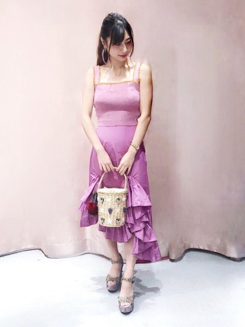 「lilLilly、リルリリー、LILICIOUS、リリシャス、ワントーンコーデ、ビスチェ、フリル、ボリュームスカート、かごバッグ、おしゃれさんと繋がりたい」｜「lilLillyのバイカラーラメニットタンク（タンクトップ、ピンク系）」を使った、kanaeさん（レディース・159cm）の夏コーディネートの1枚目の写真