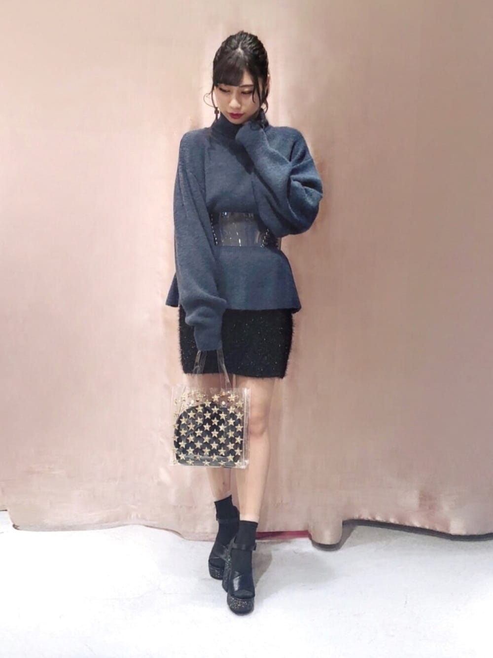 「lilLilly、リルリリー、LILICIOUS、リリシャス、秋コーデ、タートルネック、ぺプラムトップス、タイトスカート、レースアップ、ワントーンコーデ」｜「lilLillyのペプラムタートルニット（ニット/セーター、ブルー系）」を使った、kanaeさん（レディース・159cm）の秋コーディネートの1枚目の写真