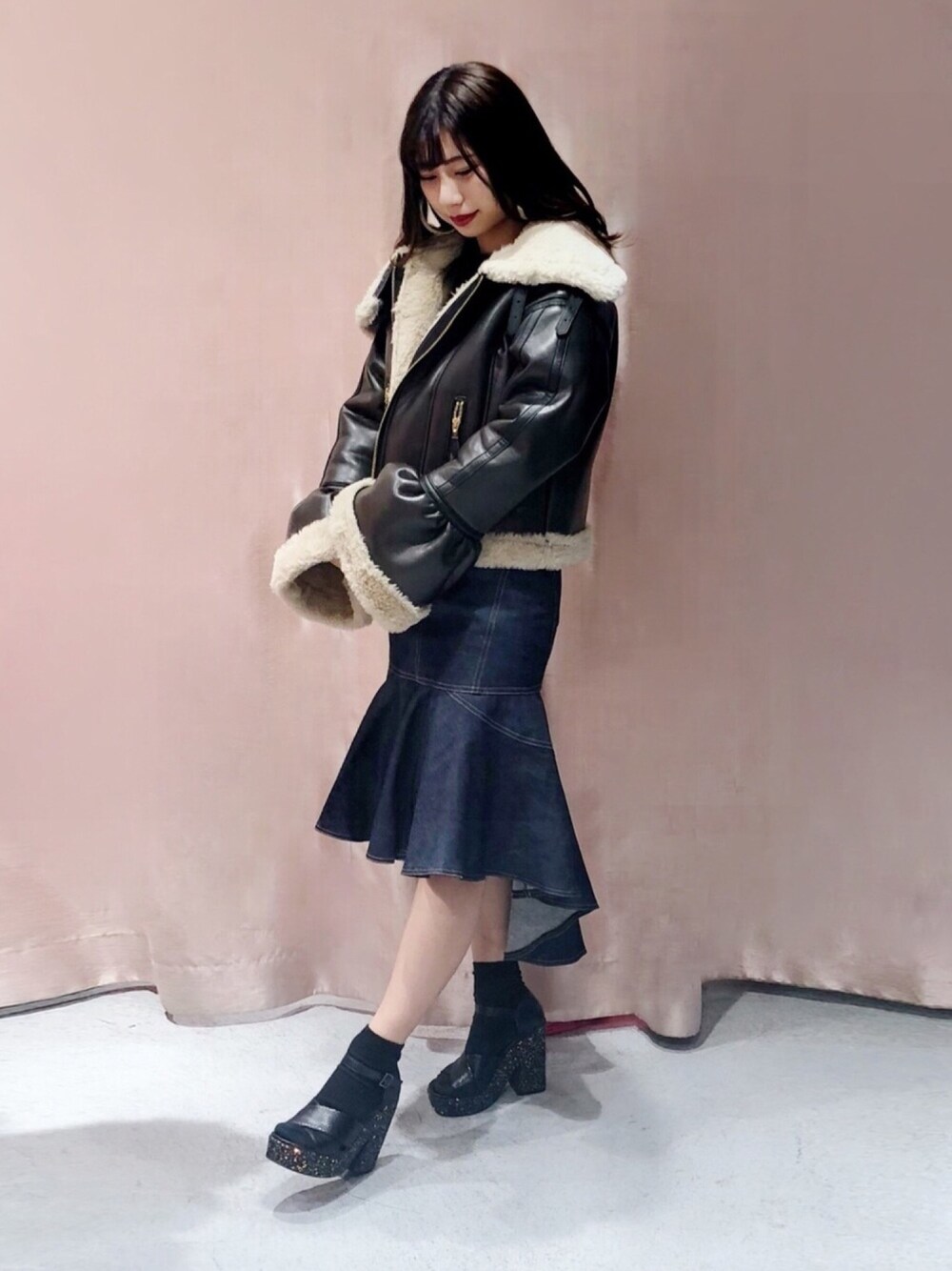 「lilLilly、リルリリー、LILICIOUS、リリシャス、冬コーデ、アウター、オーバーサイズ、ファー、ボリューム袖、デニムスカート」｜「lilLillyのグリッターニットプルオーバー（ニット/セーター、ブラック系）」を使った、kanaeさん（レディース・159cm）の秋コーディネートの1枚目の写真