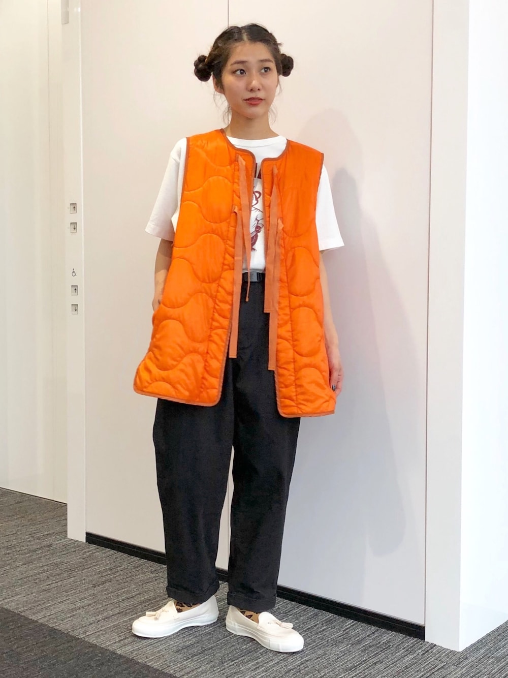 ブラック系のその他パンツ、ホワイト系のTシャツ/カットソー、ホワイト系のシューズを着用したレディースの夏コーディネートの1枚目の写真