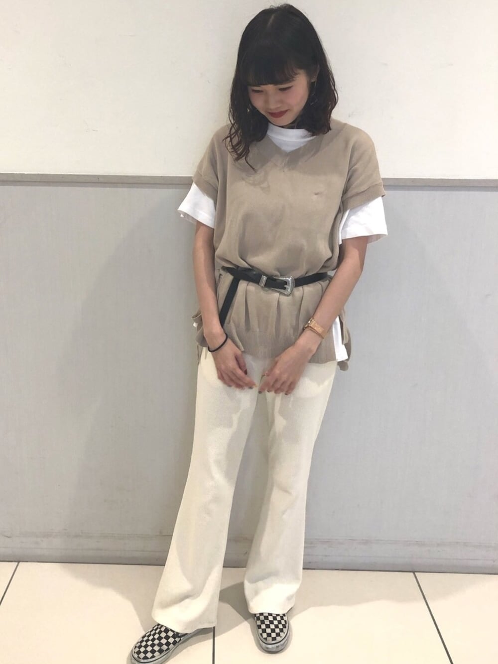 「楽チンコーデ、ベージュ、白Tシャツ、ワントーンコーデ、アースミュージック＆エコロジー、earth music&ecology、ニットベスト、プチプラ、ゆるコーデ、ウエスタン」｜「earth music&ecologyの・サイドリボンニットベスト ●（ニット/セーター、ホワイト系）」を使った、ユリナさん（レディース・160cm）の春コーディネートの1枚目の写真