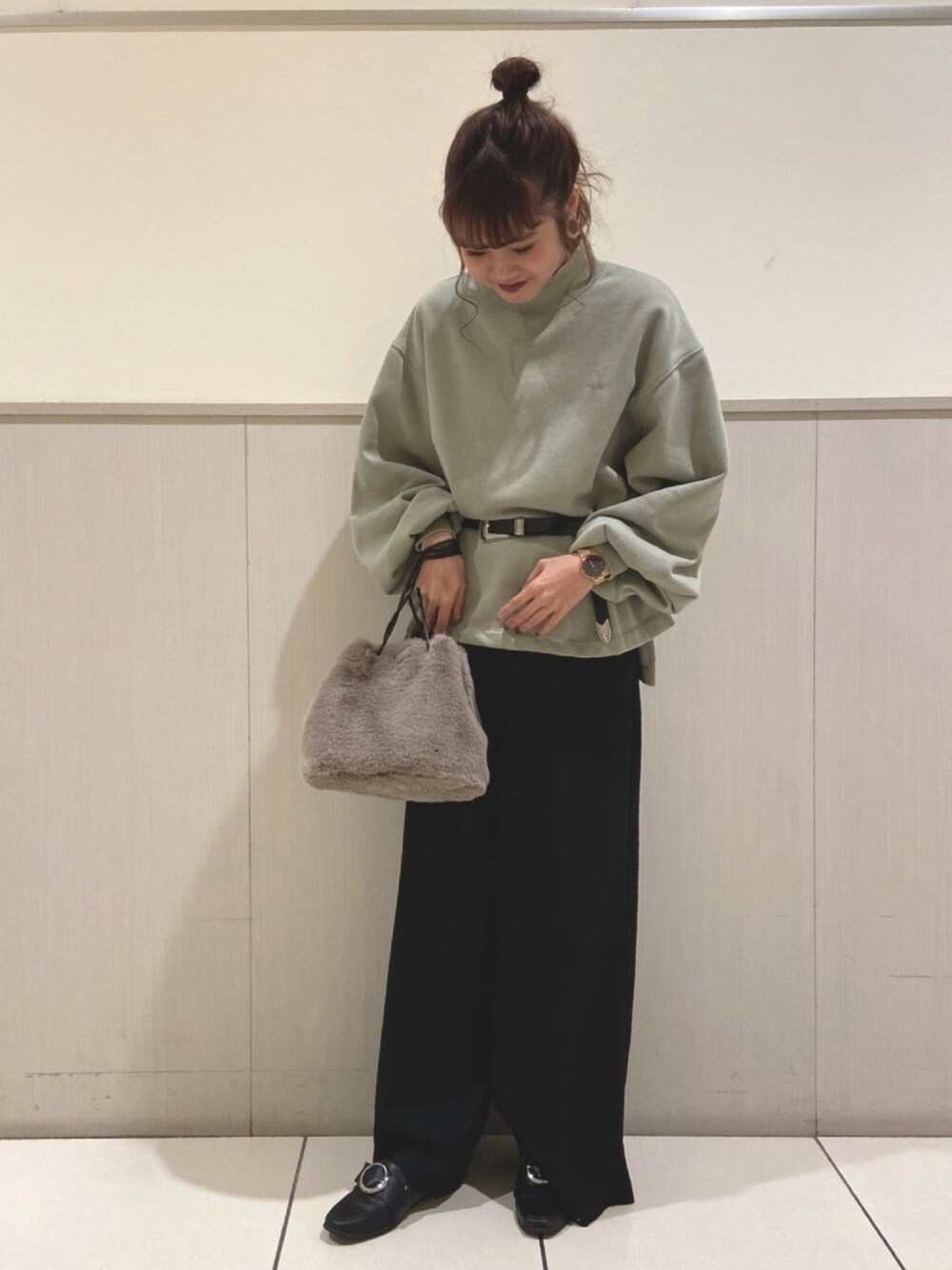 グリーン系のTシャツ/カットソー、ブラック系のその他パンツ、グレー系のハンドバッグを着用したレディースの冬コーディネートの1枚目の写真