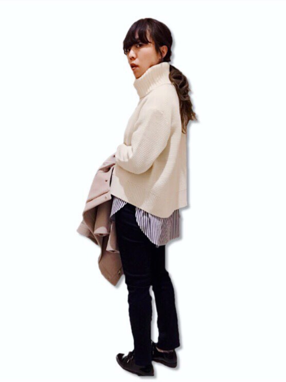 ホワイト系のニット/セーター、ホワイト系のシャツ/ブラウス、ブルー系のパンツを着用したレディースの冬コーディネートの1枚目の写真