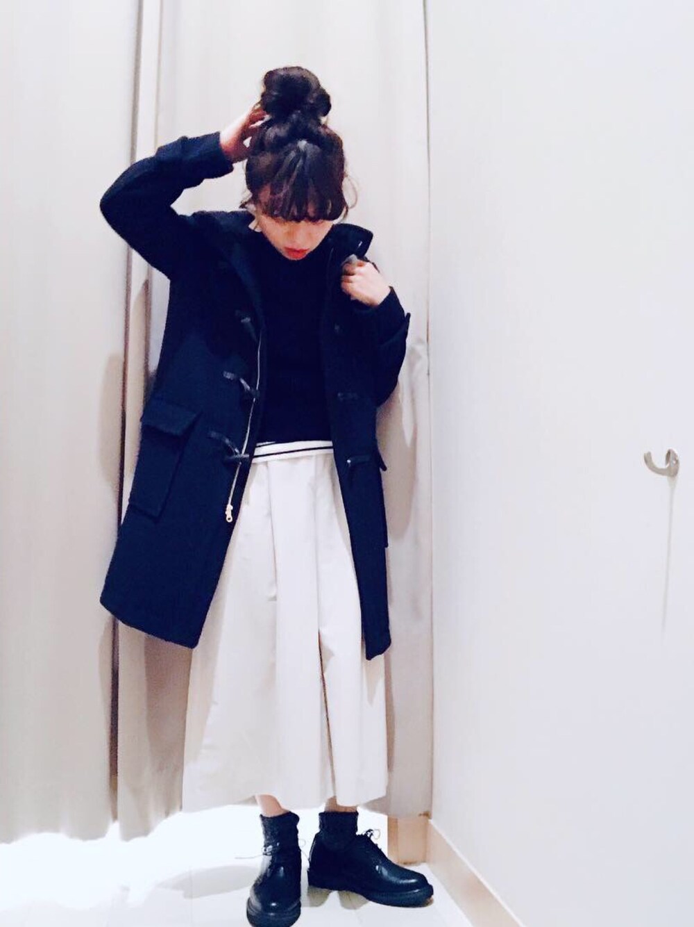 ブルー系のダッフルコート、ベージュ系のその他パンツ、ブルー系のニット/セーターを着用したレディースの冬コーディネートの1枚目の写真