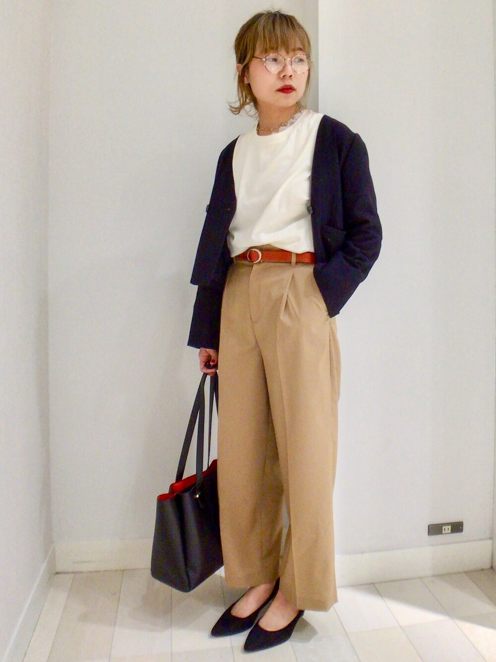 ベージュ系のその他パンツ、ホワイト系のシャツ/ブラウス、ホワイト系のTシャツ/カットソーを着用したレディースの春コーディネートの1枚目の写真
