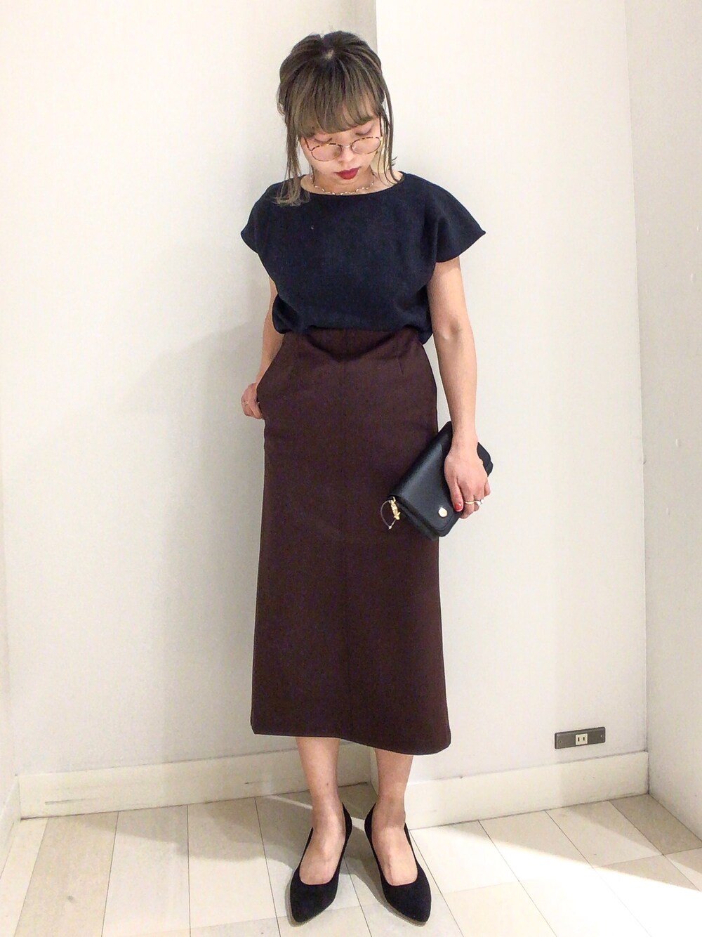 ブルー系のその他パンツ、ブラウン系のスカート、ブラック系のショルダーバッグを着用したレディースの春コーディネートの1枚目の写真