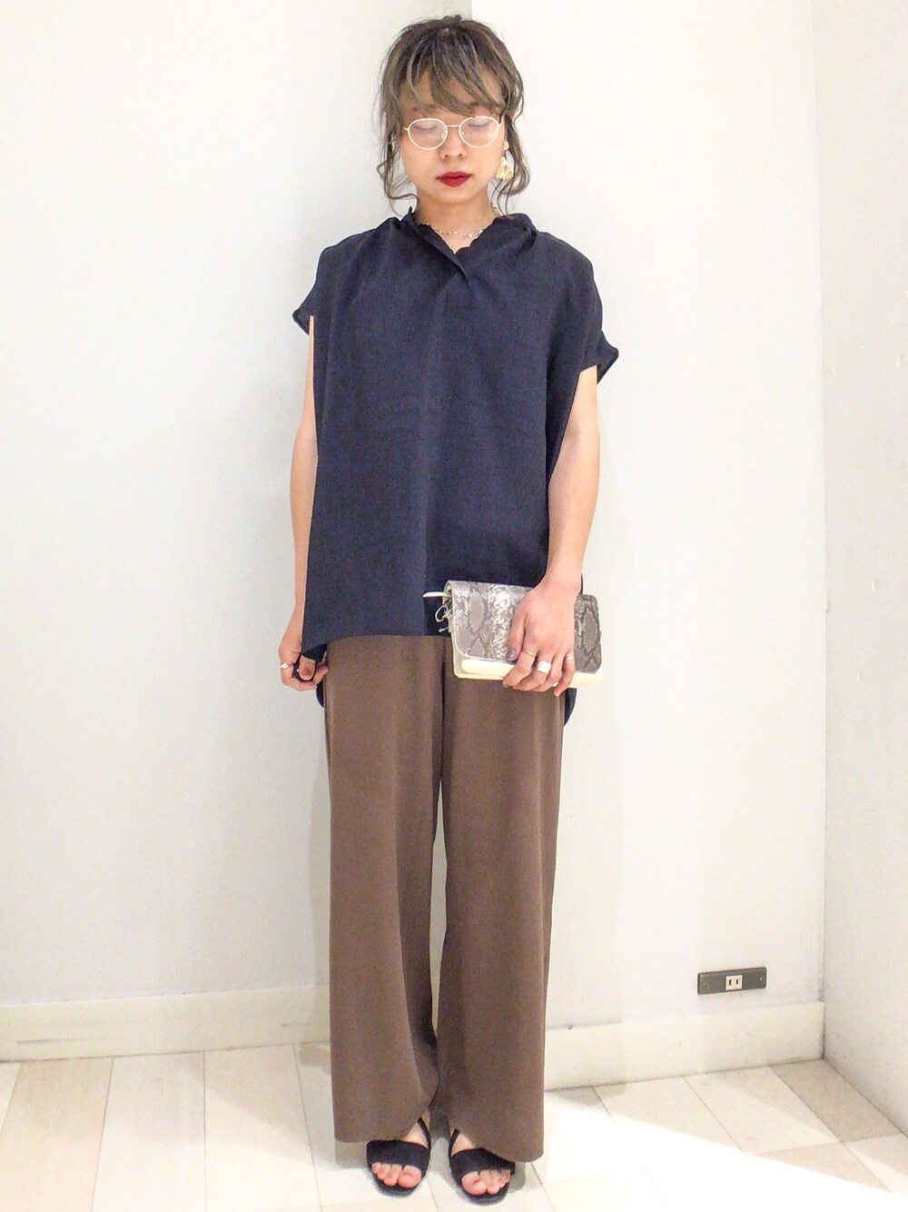 ブラウン系のその他パンツ、ブルー系のシャツ/ブラウス、ブラック系のTシャツ/カットソーを着用したレディースの夏コーディネートの1枚目の写真