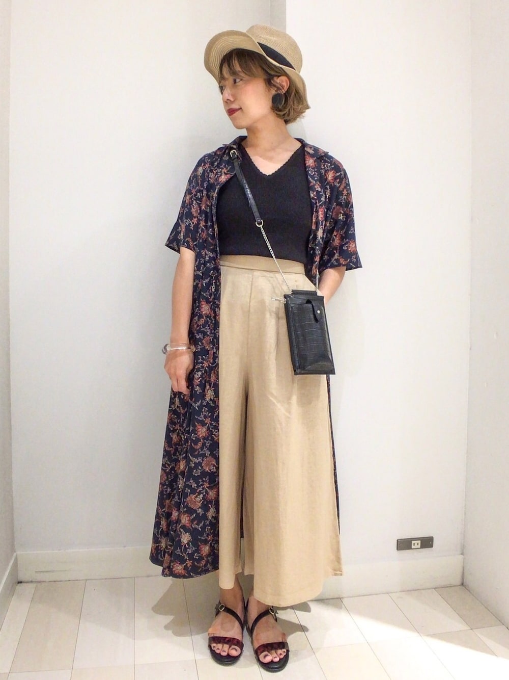 ブルー系のワンピース、ブラック系のタンクトップ、ベージュ系のその他パンツを着用したレディースの夏コーディネートの1枚目の写真