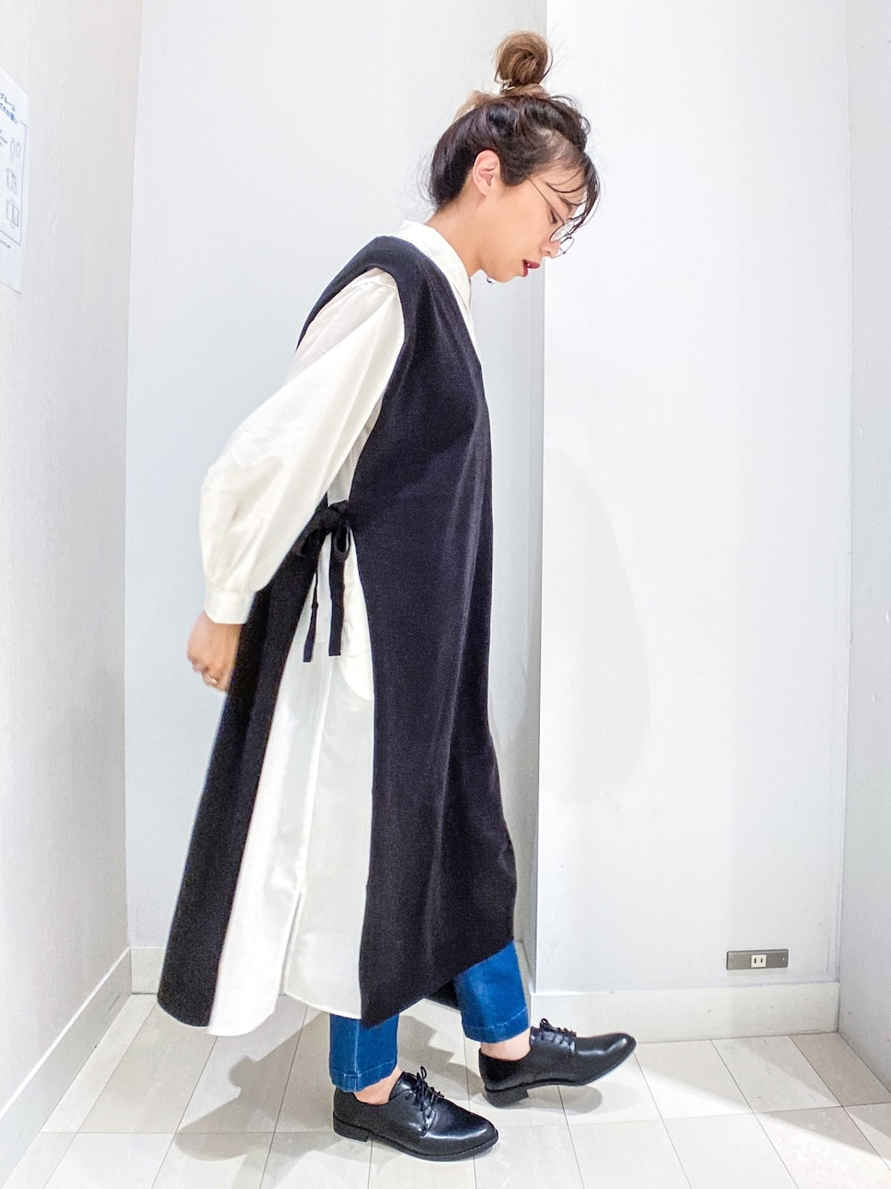 「デニムパンツ、ボリューム袖、ロングベスト、秋服準備はじめました、グローバルワーク(GLOBAL WORK)、レースアップシューズ、ゆるコーデ、スタッフセンバツ、休日スタイル、楽チンコーデ」｜「GLOBAL WORKのEYEWEAR/Men SS/868622（メガネ、ブラウン系）」を使った、バヤコさん（レディース・161cm）の秋コーディネートの1枚目の写真
