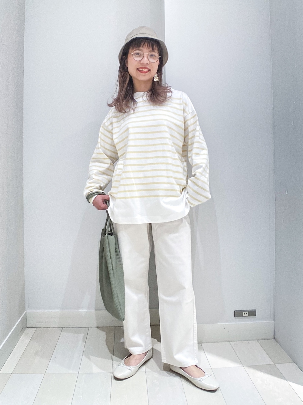 「淡色コーデ、メガネ女子、バケットハット、グローバルワーク(GLOBAL WORK)、ボーダー、ビッグシルエット、プチプラ、バレエシューズ、ワントーンコーデ、春コーデ」｜「GLOBAL WORKの洗える抗菌バケットハット/926685（ハット、ベージュ系）」を使った、バヤコさん（レディース・161cm）の春コーディネートの1枚目の写真