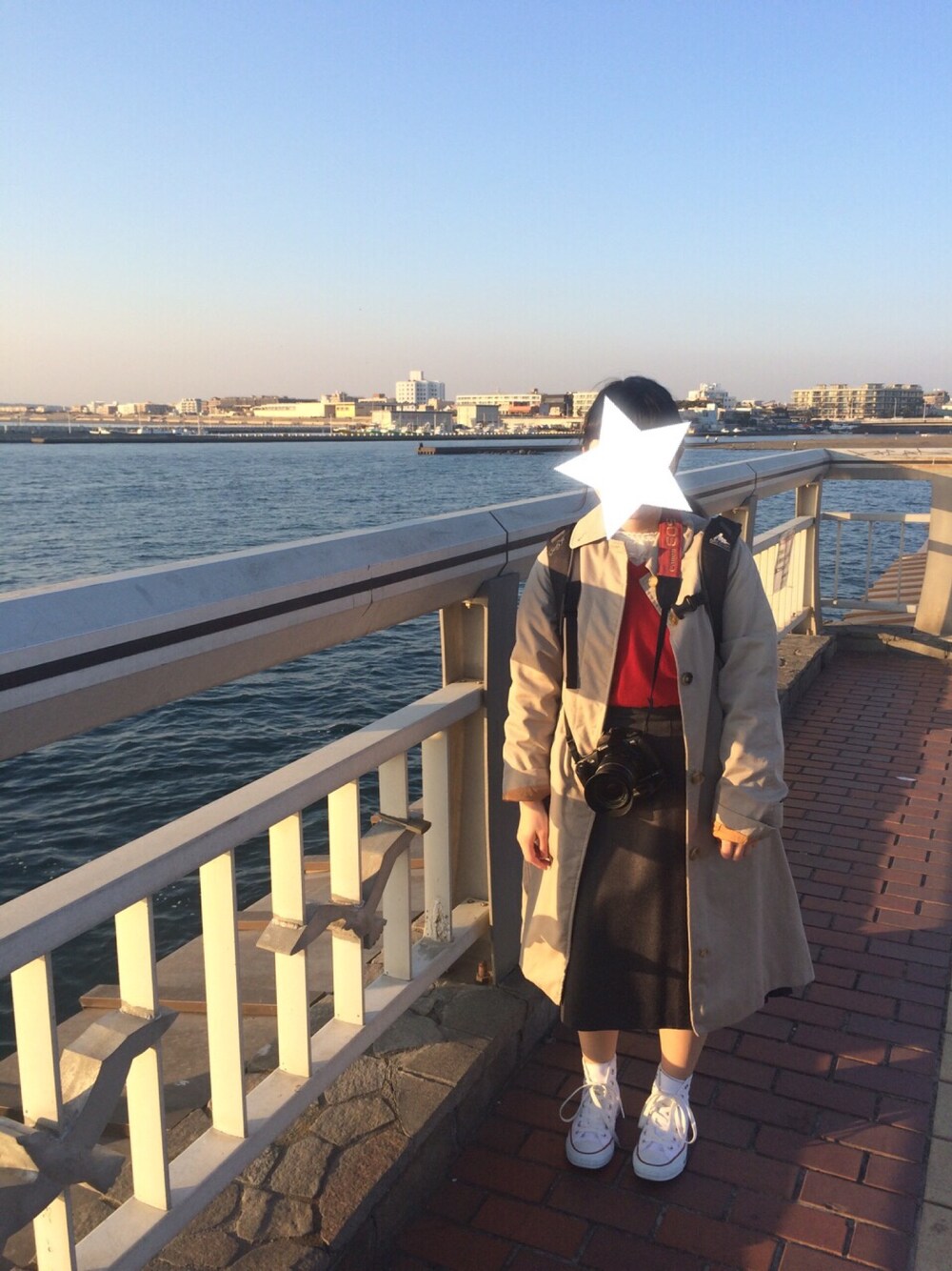 「冬休み、旅行、旅スタイル、江の島、海、film camera、VINTAGE、古着、burberry、プリーツスカート」｜「CONVERSEのconverse コンバース ALL STAR HI オールスター ハイ 3206 O.WHITE(US)（スニーカー、ホワイト系）」を使った、はなおさん（レディース・147cm）の春コーディネートの1枚目の写真