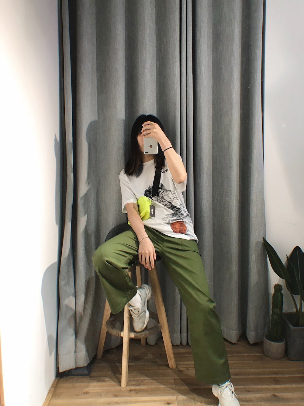 「stussy、ikka、NIKE、シンプルコーデ、オトナカジュアル、ニット」｜「SLAMDUNKのアイテム（Tシャツ/カットソー、ホワイト系）」を使った、 媛ちゃんさん（レディース・166cm）の春コーディネートの1枚目の写真