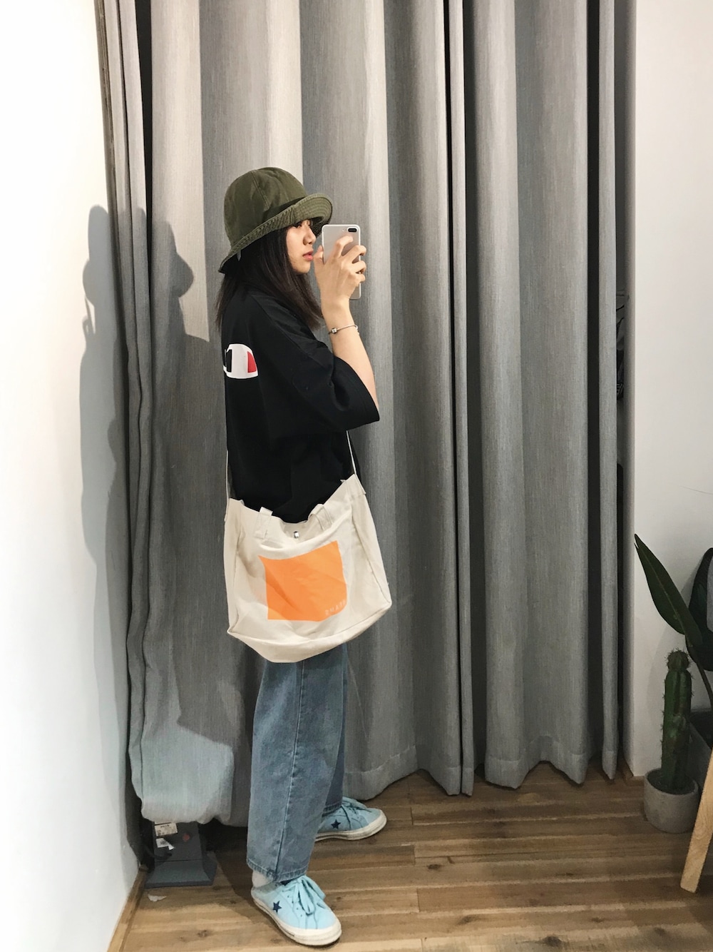 「春コーデ、カジュアルコーデ、Champion、BEAMS、きれいめカジュアル、オトナカジュアル」｜「BEAMSのアイテム（ショルダーバッグ、ベージュ系）」を使った、 媛ちゃんさん（レディース・166cm）の春コーディネートの1枚目の写真