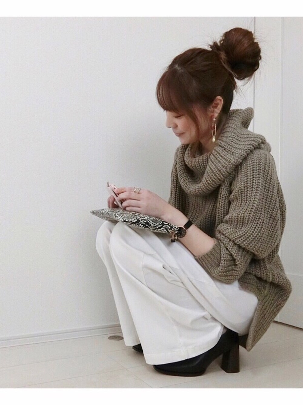 「カジュアル、ゆるコーデ、オフショル、ゆるニット、ワイドパンツ、Ungrid、大人カジュアル、大人コーデ、シンプル」｜「Ungridのオフショルルーズニット（ニット/セーター、ブラウン系）」を使った、natsukaさん（レディース・159cm）の冬コーディネートの1枚目の写真