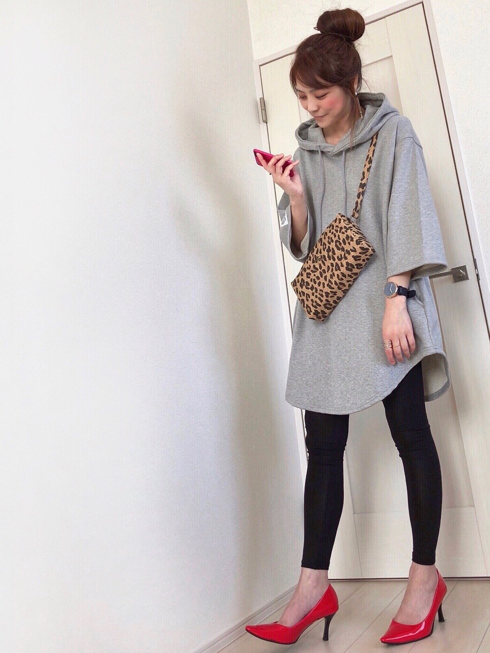 「大人カジュアル、パーカーワンピース、カジュアルコーデ、シンプル、春コーデ、パンプス、お団子ヘアー、レギンス、レオパード、ショルダーバッグ」｜「Aco Designのアイテム（ワンピース/ドレス、グレー系）」を使った、natsukaさん（レディース・159cm）の春コーディネートの1枚目の写真
