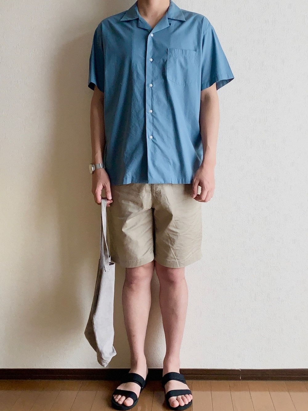 ブルー系のシャツ/ブラウス、ベージュ系のその他パンツ、ブラック系のサンダルを着用したメンズの夏コーディネートの1枚目の写真