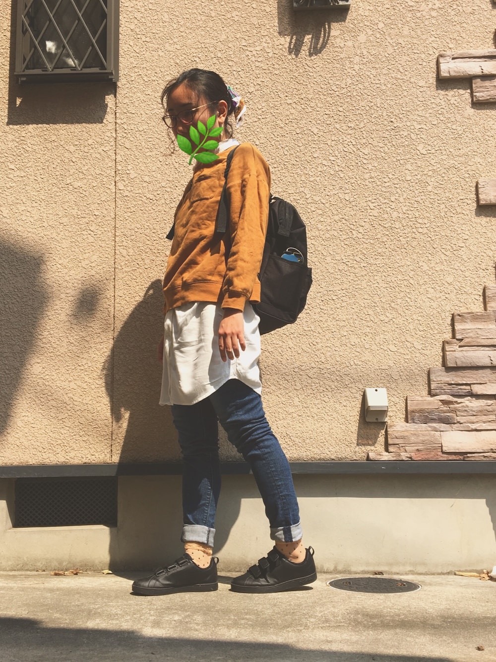 「はるコーデ、カジュアル、ootd、スウェット、ラフ、ラフスタイル、ジーンズ、outfit、シンプル、重ね着」｜「w closetのアイテム（スウェット、オレンジ系）」を使った、yukiさん（レディース・165cm）の春コーディネートの1枚目の写真