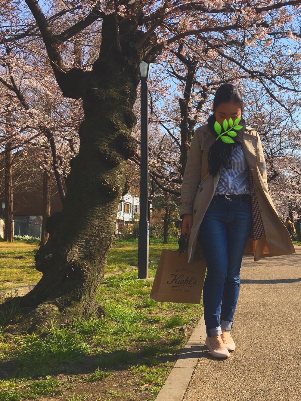 「春コーデ、シンプルコーデ、denim、ストライプ、カジュアル、ドット、チェック、ジーンズ、シャツスタイル、トレンチコート」｜「usedのアイテム（マフラー、ブラック系）」を使った、yukiさん（レディース・165cm）の春コーディネートの1枚目の写真