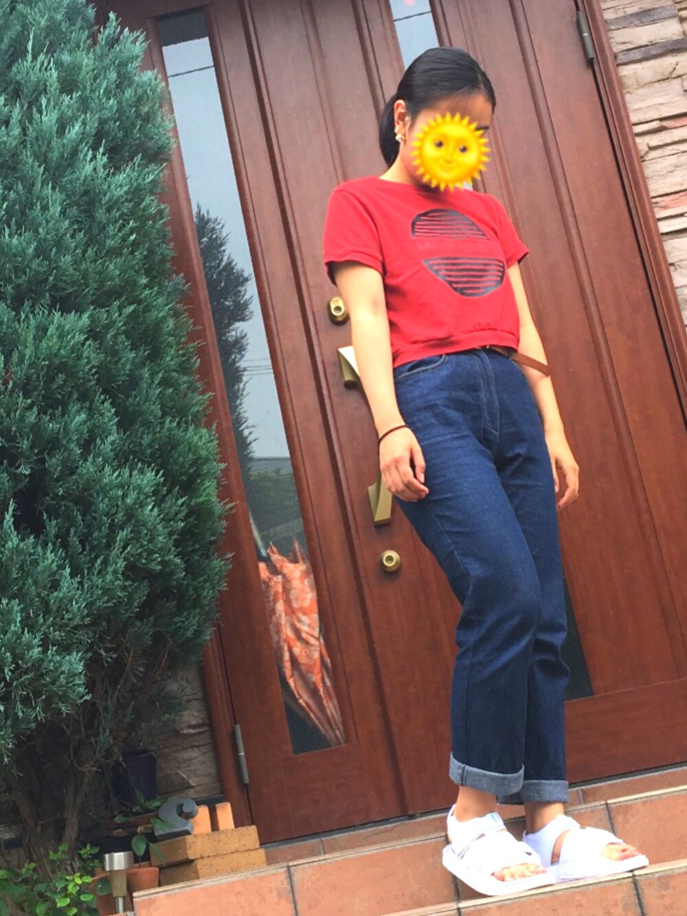 「夏、パンツスタイル、シンプルコーデ、デニム、休日コーデ、denim、スポーツサンダル、古着MIX、outfit、赤」｜「H&M DIVIDEDのアイテム（Tシャツ/カットソー、レッド系）」を使った、yukiさん（レディース・165cm）の夏コーディネートの1枚目の写真