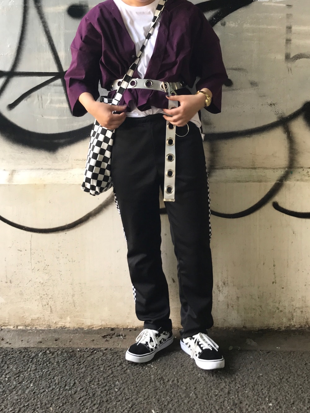 「チェッカー、パープル、オールドスクール、ハトメ、ラインパンツ、白Tシャツ、バンズ、シャツスタイル、重ね着、強め」｜「STUDIOUSの【STUDIOUS】タスランタイプライタービッグシャツ（シャツ/ブラウス、パープル系）」を使った、ｓａｙｕｋｉさん（レディース・165cm）の夏コーディネートの1枚目の写真