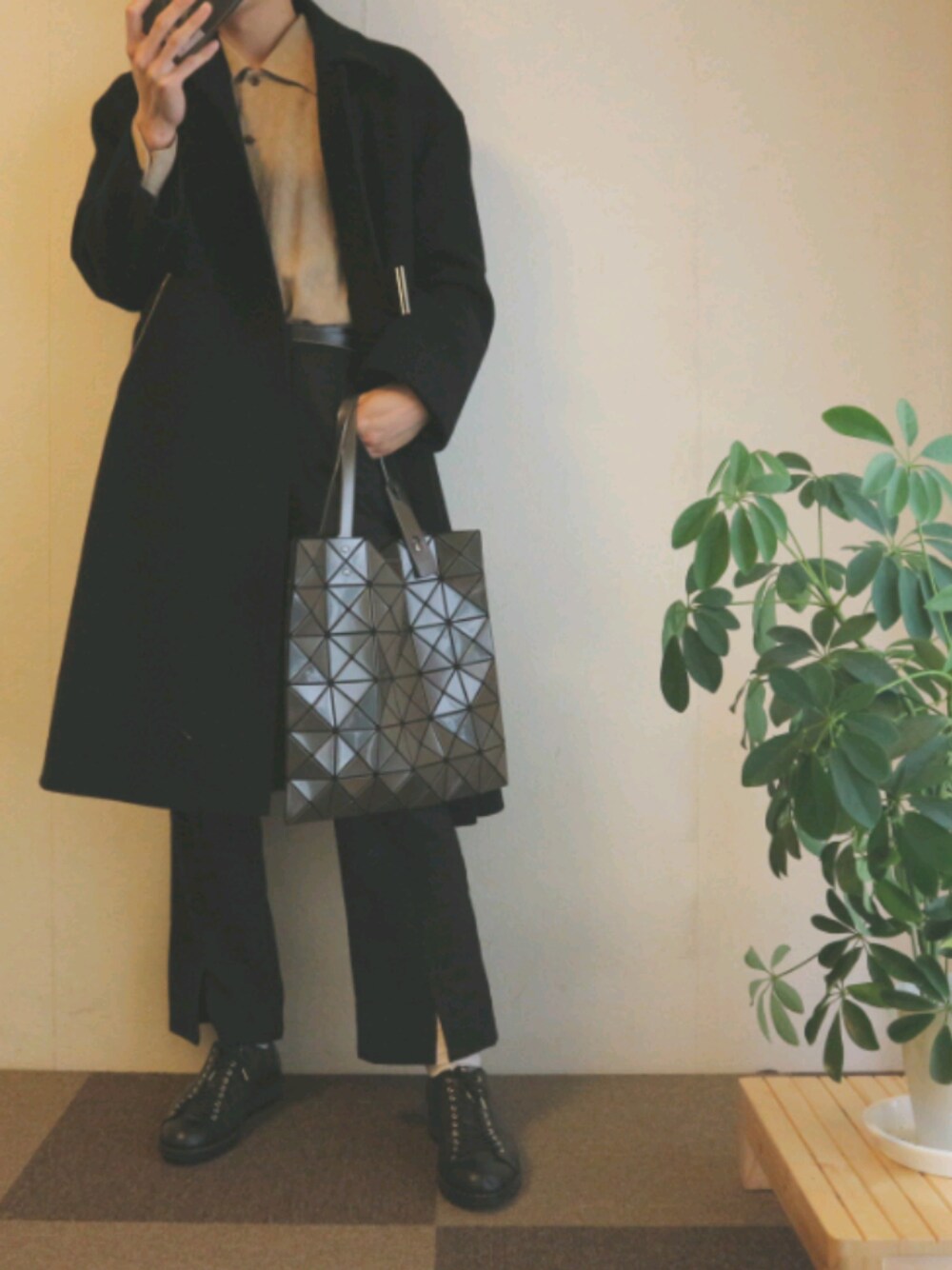 「冬コーデ、冬アウター、おしゃれさんと繋がりたい、休日コーデ、シンプルコーデ、大人コーデ、黒コーデ、フレアパンツ、相互フォロー」｜「CULLNIの2019秋冬　ステンカラーコート（ステンカラーコート、ブラック系）」を使った、takumiさん（メンズ・170cm）の春コーディネートの1枚目の写真