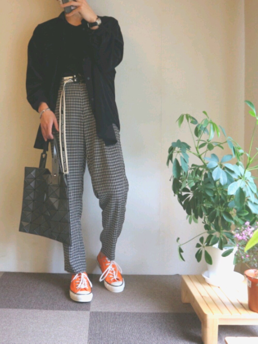 「春、GU、休日スタイル、スニーカーコーデ、コンバース、プチプラコーデ」｜「MAISON SPECIALのギンガムチェック1タックワイドテーパードパンツ 【MAISON SPECIAL/メゾンスペシャル】（その他パンツ、ブラック系）」を使った、takumiさん（メンズ・170cm）の春コーディネートの1枚目の写真