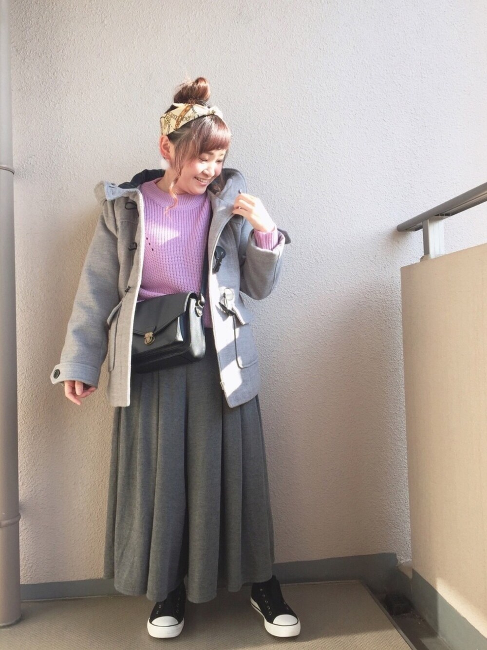 グレー系のダッフルコート、グレー系のその他パンツ、ブラック系のスニーカーを着用したレディースの冬コーディネートの1枚目の写真