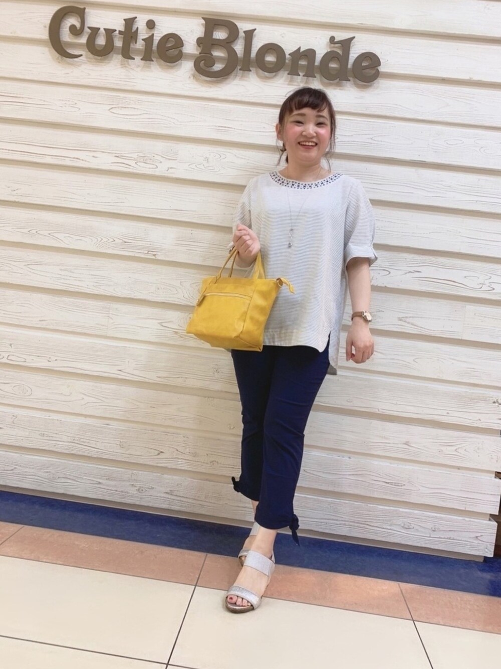 ホワイト系のシャツ/ブラウス、イエロー系のバッグ、ブルー系のその他パンツを着用したレディースの夏コーディネートの1枚目の写真