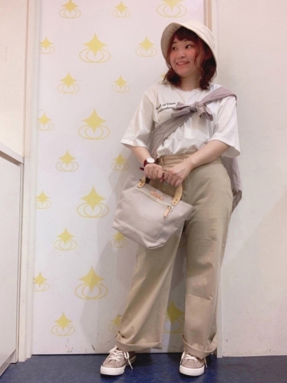 グレー系のシャツ/ブラウス、ホワイト系のTシャツ/カットソー、ベージュ系のその他パンツを着用したレディースの夏コーディネートの1枚目の写真