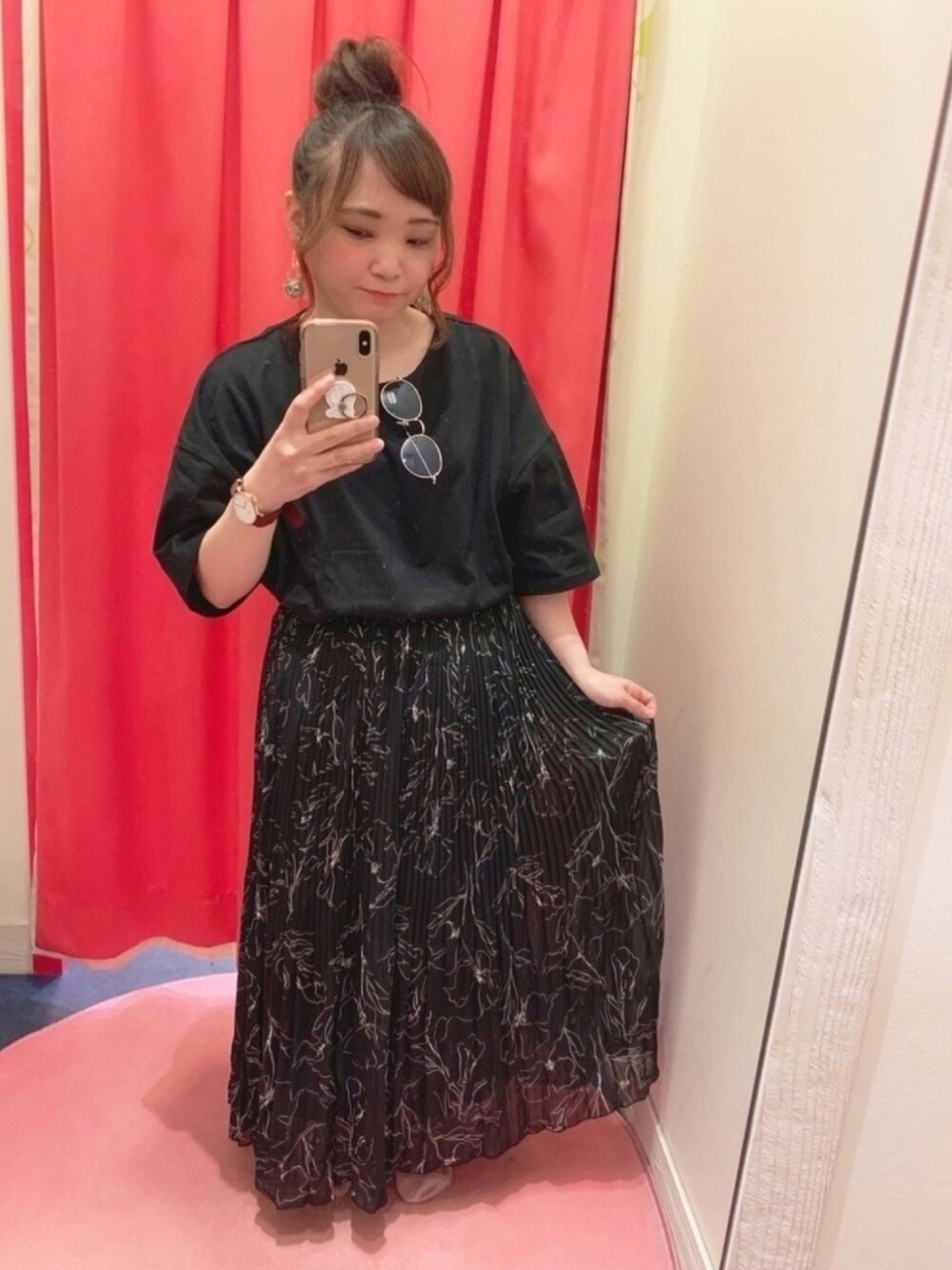 ブラック系のスカート、グレー系のTシャツ/カットソー、ブルー系のサングラスを着用したレディースの秋コーディネートの1枚目の写真