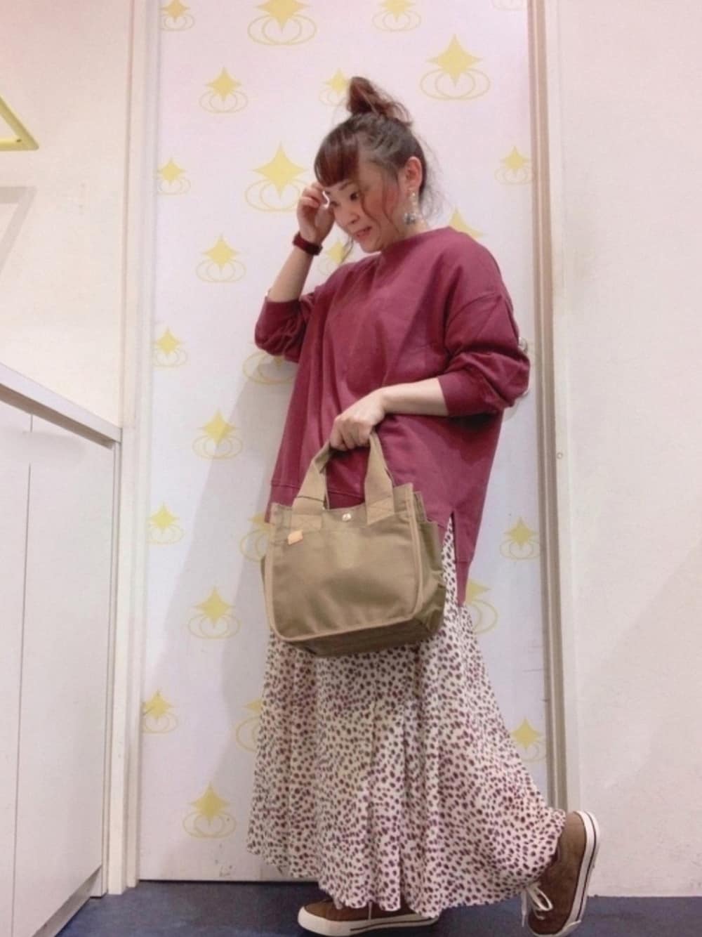 ブラウン系のトートバッグ、ベージュ系のスカート、ピンク系のスウェットを着用したレディースの秋コーディネートの1枚目の写真