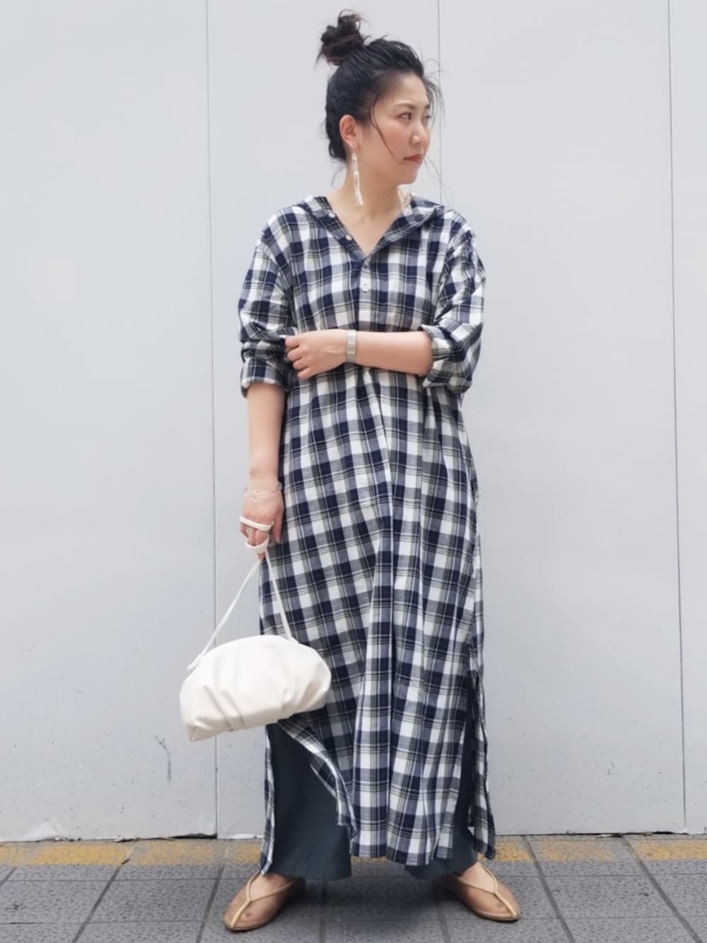 ブルー系のワンピース/ドレス、グリーン系のその他パンツ、ベージュ系のバレエシューズを着用したレディースの夏コーディネートの1枚目の写真