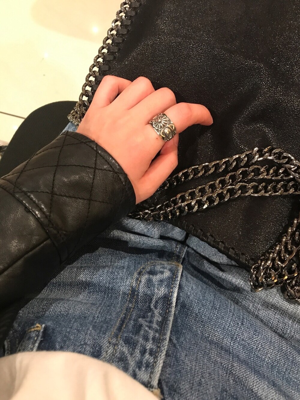「ootd、デニム、白Tシャツ、シルバーアクセサリー、ライダース、ショートブーツ、キャスケット、カジュアルコーデ」｜「ONCE UPON A TIMEのアイテム（リング、シルバー系）」を使った、ts_0613さん（レディース・160cm）の秋コーディネートの1枚目の写真