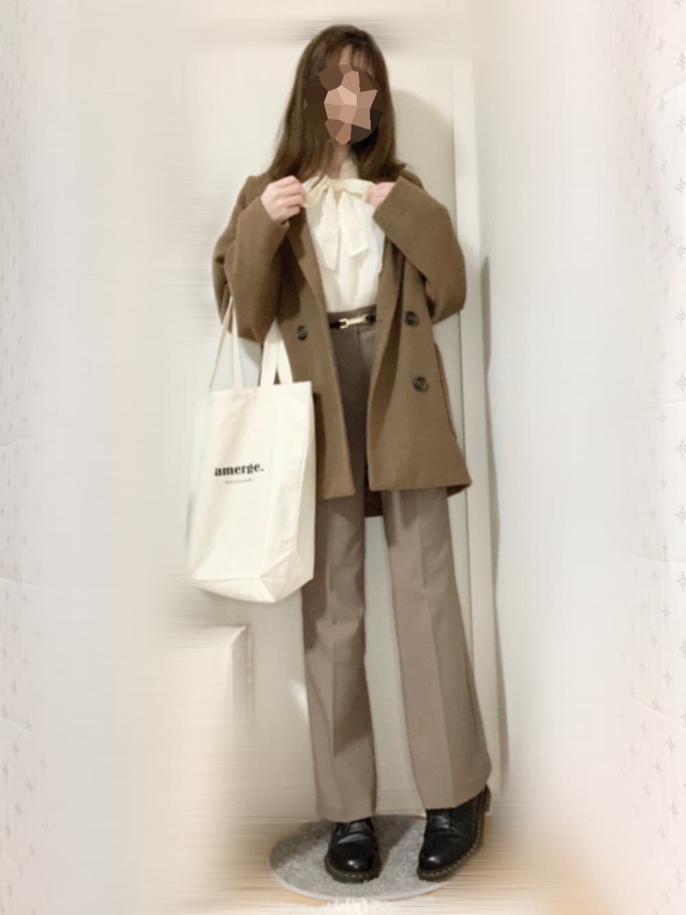 ブラウン系のその他アウター、ベージュ系のトートバッグ、ブラック系のドレスシューズを着用したレディースの冬コーディネートの1枚目の写真