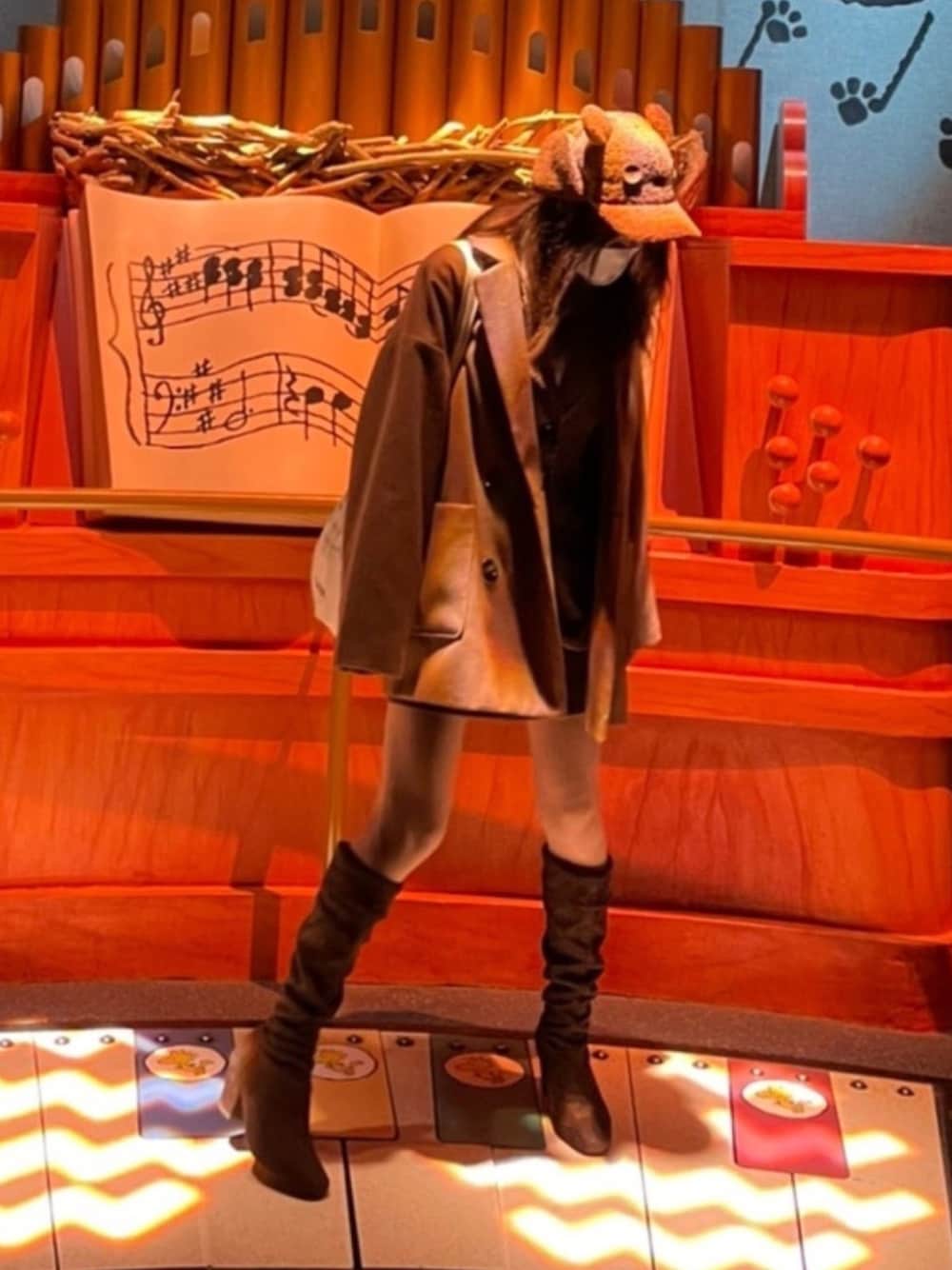 ホワイト系のTシャツ/カットソー、ブラウン系のテーラードジャケット、ブラウン系のスカートを着用したレディースの冬コーディネートの1枚目の写真