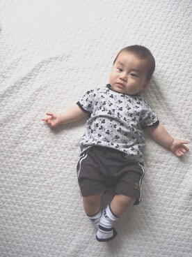 「UNIQLO（ユニクロ）のディズニーコレクショングラフィックT（半袖）（Tシャツ/カットソー、グレー系）」を使った、shuuuuさん（キッズ）の春コーディネート