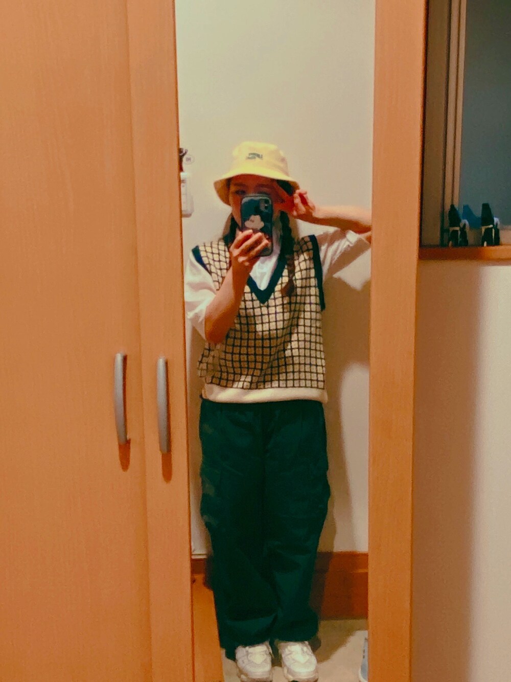 「ちよっとそこまで、服が好きすぎる💕、古着女子、お金の使い道はほぼ服、ラコステ好き、古着好きな人と繋がりたい、服好きな人と繋がりたい、古着屋で働きたい、友達募集中、いいね＆フォロー よろしくお願いします！」｜「古着のアイテム（ベスト、ホワイト系）」を使った、totowear21さん（レディース・152cm）の夏コーディネートの1枚目の写真