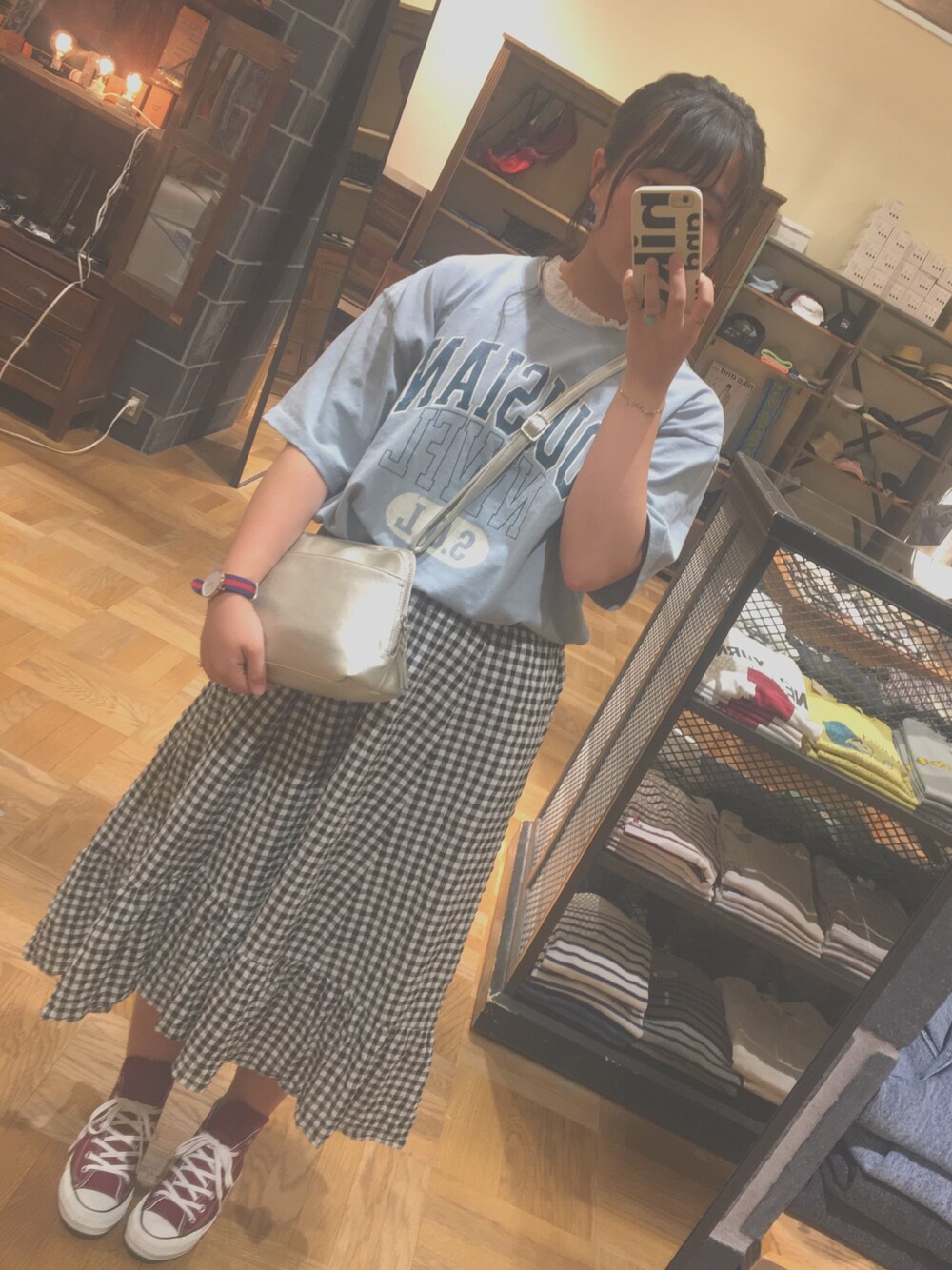 「春コーデ、おしゃれさんと繋がりたい、ギンガムチェック、プチハイネック、スニーカーコーデ、スカート」｜「niko and...のコットンアソートカーブロゴTシャツ【niko and ...】（Tシャツ/カットソー、ブルー系）」を使った、はなさん（レディース・160cm）の春コーディネートの1枚目の写真