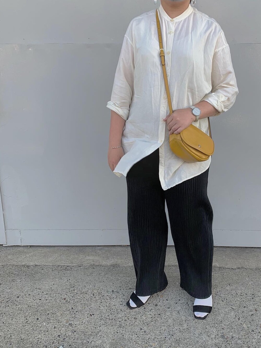 「大人カジュアル、秋服、プリーツ、バントカラーシャツ、UNIQLO、niko and ...、mavenwatches、イエローバッグ、今日の服、モノトーンコーデ」｜「UNIQLOのリネンブレンドスタンドカラーチュニック（長袖）（シャツ/ブラウス、ホワイト系）」を使った、はなさん（レディース・160cm）の秋コーディネートの1枚目の写真