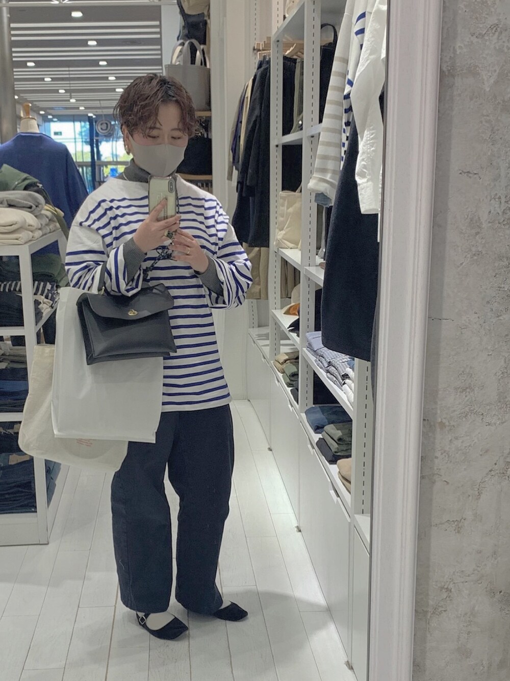 「春コーデ、カジュアル、2021春新作、休日スタイル、バスクシャツ、今日の服、ワイドパンツ、無印良品、URBANRESEARCH、ボーダートップス」｜「mimiのMIMI BERRY Hebe ショルダーバッグ（ショルダーバッグ、ブラック系）」を使った、はなさん（レディース・160cm）の冬コーディネートの1枚目の写真
