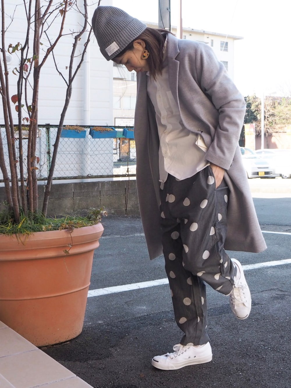 「水玉パンツ、柄パンツ、グレー、白シャツ、ニット帽、グレーコート、ジャックパーセル」｜「pritのアイテム（その他パンツ、グレー系）」を使った、clever elephantさん（レディース・153cm）の冬コーディネートの1枚目の写真