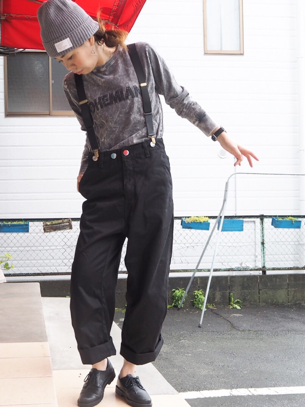 「サスペンダー、ワイドパンツ、黒パンツ、クレマン、ニット帽、ラフ、マニッシュ、メンズライク」｜「BOHEMIANSのアイテム（Tシャツ/カットソー、ブラック系）」を使った、clever elephantさん（レディース・153cm）の夏コーディネートの1枚目の写真